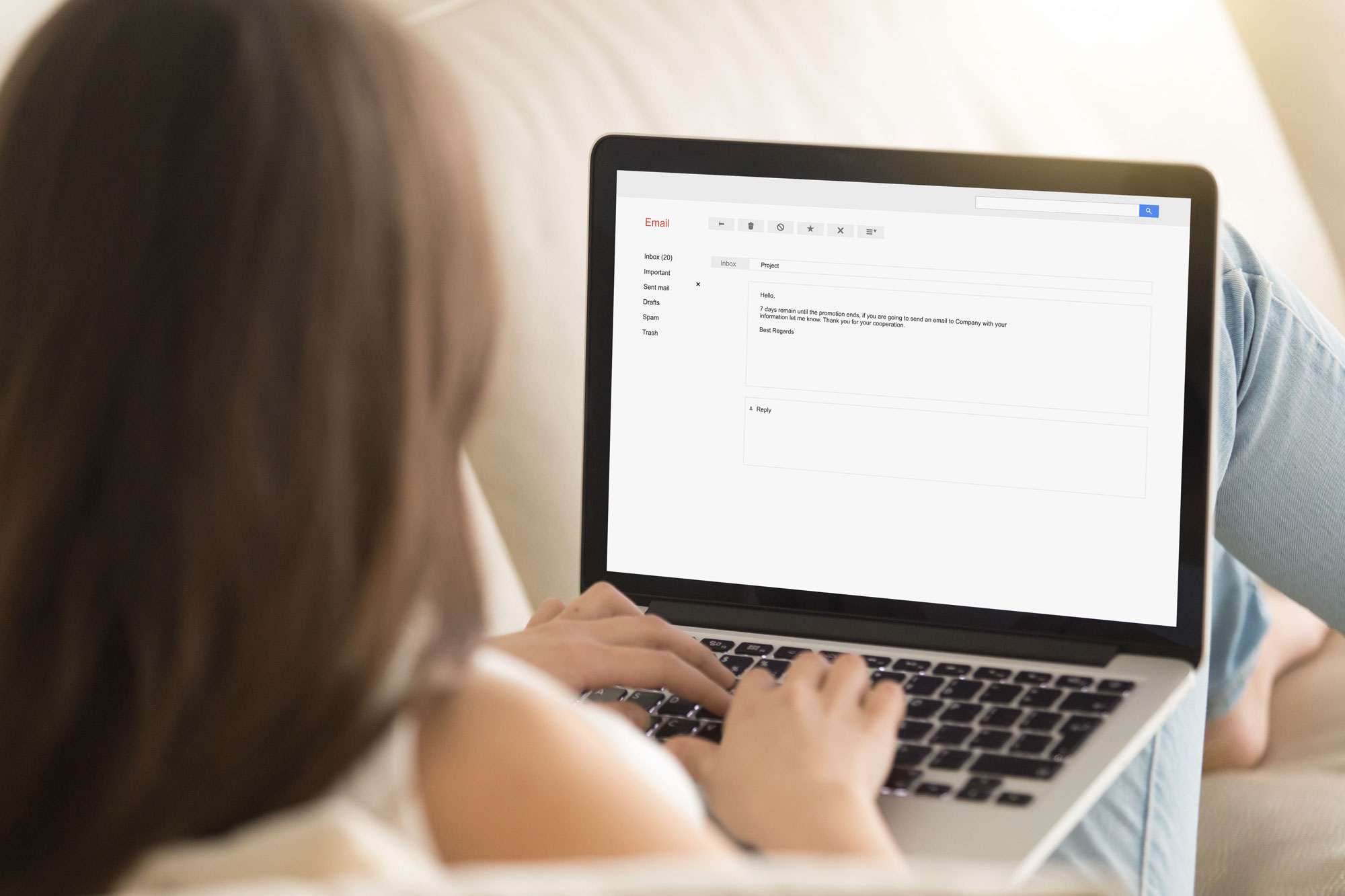 Woman typing an email following the netiquette rules